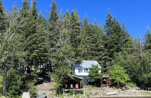 Vanderhoof Cabin | Tapping Beach Retreat-Lakefront property with room for everyone!