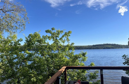 Vanderhoof Cabin | Tapping Beach Retreat-Lakefront property with room for everyone!