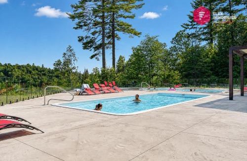 Saint-Basile House | Tee Time - Chalet 2 unités, Salle de jeux, Golf, Piscines, 10 pers - Resort près de Québec