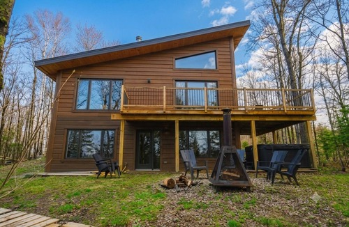 Pine Hill Ski Chalet | The 22 | Lakefront Cabin - Hot Tub, High-Speed Wifi, Work Friendly, Nature