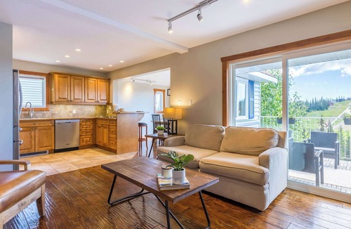 Silver Star Mountain Ski Chalet | The Alpine | Sleeps 10 | Perfect for Large Groups!