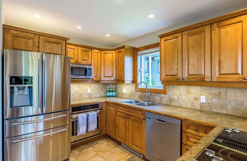 Silver Star Mountain Ski Chalet | The Alpine | Sleeps 10 | Perfect for Large Groups!