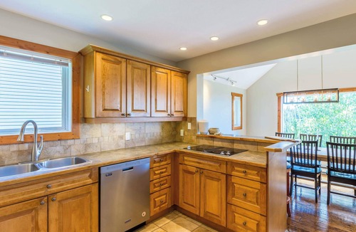 Silver Star Mountain Ski Chalet | The Alpine | Sleeps 10 | Perfect for Large Groups!