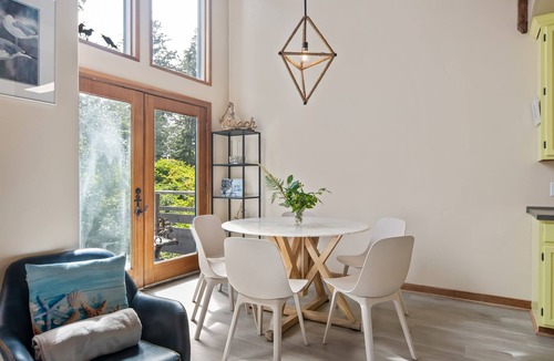 Tofino House | The Anchor-S. Chesterman I Hot tub I OD shower
