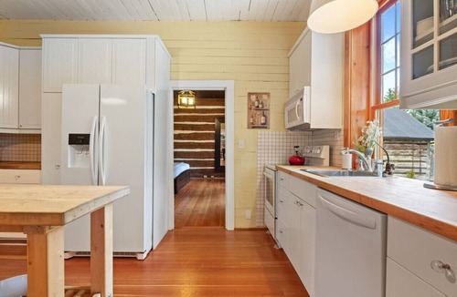 East Kootenay House | The Barracks | Hot Tub | Walk to Beach | Historic