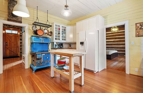 East Kootenay House | The Barracks | Hot Tub | Walk to Beach | Historic