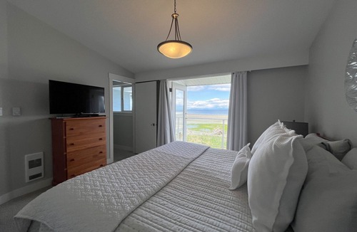 Regional District of Nanaimo Hotel | The Brant Suite