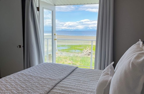 Regional District of Nanaimo Hotel | The Brant Suite