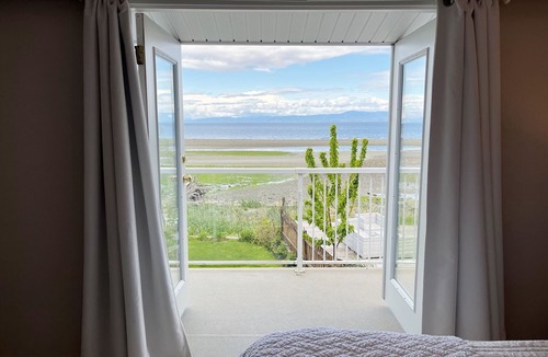 Regional District of Nanaimo Hotel | The Brant Suite