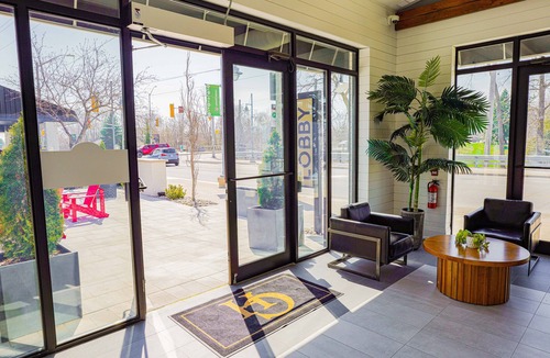 Grand Bend Hotel | The Colonial Hotel - Premium Queen