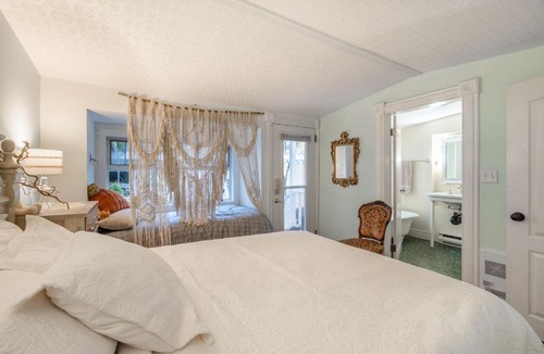 Chemainus Bed & Breakfast | The Cottage and Castle