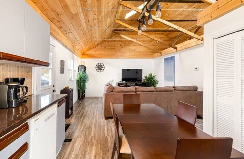 Prince Edward House | The County Cabin: Comfy stay near Sandbanks