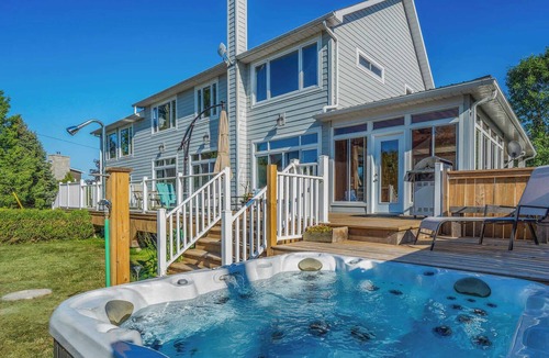 Milford House | The County Lakehouse - Waterfront w Hot Tub
