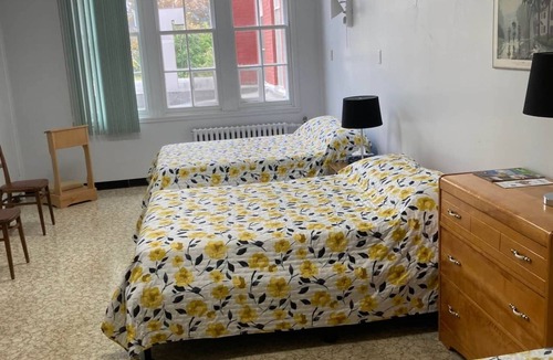 Sainte-Anne-des-Monts Hostel | The Couvent, 222 - Chambre 2 Doubles + 1 Simple