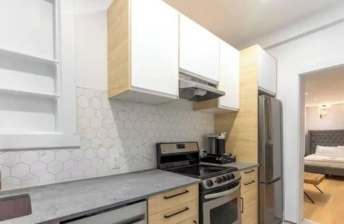Youville Apartment | The Crémazie Modern Studio Steps to Metro