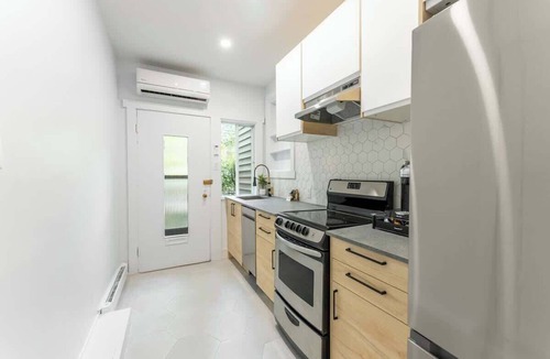 Youville Apartment | The Crémazie Modern Studio Steps to Metro