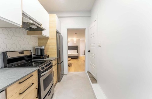 Youville Apartment | The Crémazie Modern Studio Steps to Metro