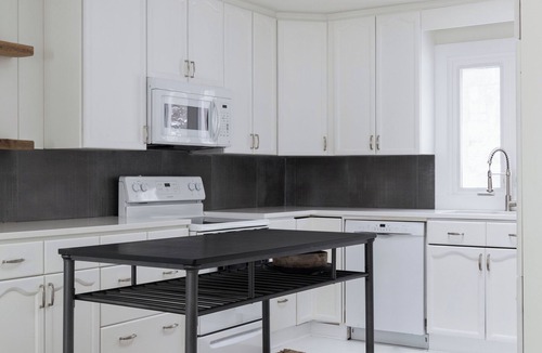 Prince Edward House | The Dylan 4 Bedrooms 8 Guests Hot Tub Waterfront