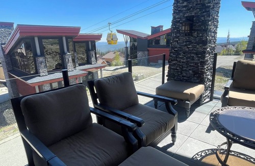 The Edge Ski Chalet | The Edge Chalet 13, Luxury 4-bedroom, in charming Big White with Ski in/Ski out