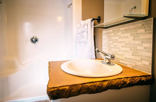 Drumheller Apartment | The Elowen Suite
