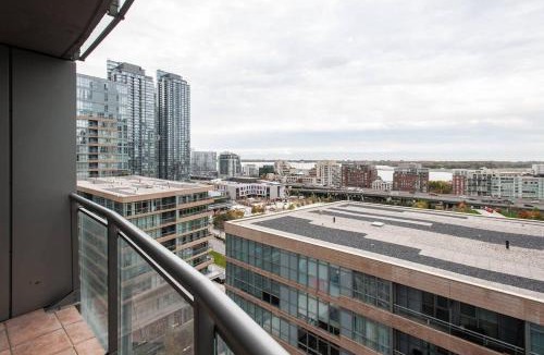 CityPlace Apartment | The MAJOR INTERNATIONAL SPORTING EVENT Fan Loft, Sleeps 7, Parking included