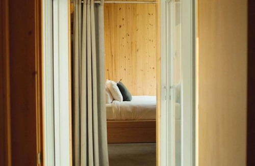 Chertsey Ski Chalet | The Gale
