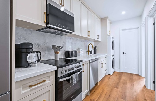 Riverdale Apartment | The Gerrard | Modern New Walkable City Stay
