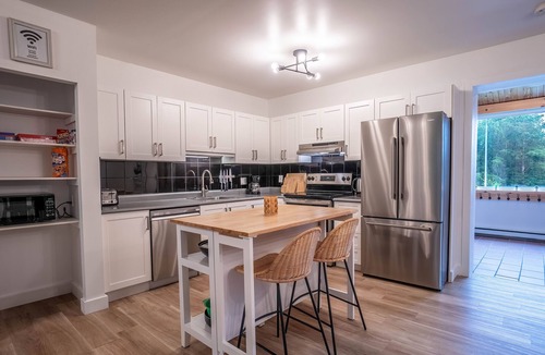 Saint Ferreol les Neiges House | The Hike Stop | 4Season Hot Tub | AC | BBQ | Mont-Ste-Anne | Ski & Golf