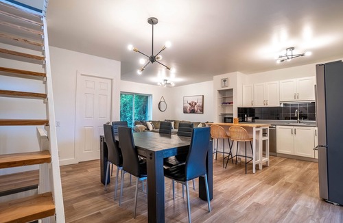 Saint Ferreol les Neiges House | The Hike Stop | 4Season Hot Tub | AC | BBQ | Mont-Ste-Anne | Ski & Golf