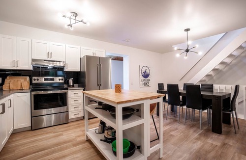 Saint Ferreol les Neiges House | The Hike Stop | 4Season Hot Tub | AC | BBQ | Mont-Ste-Anne | Ski & Golf