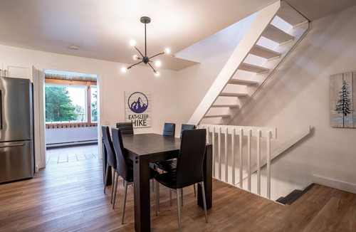 Saint Ferreol les Neiges House | The Hike Stop | 4Season Hot Tub | AC | BBQ | Mont-Ste-Anne | Ski & Golf