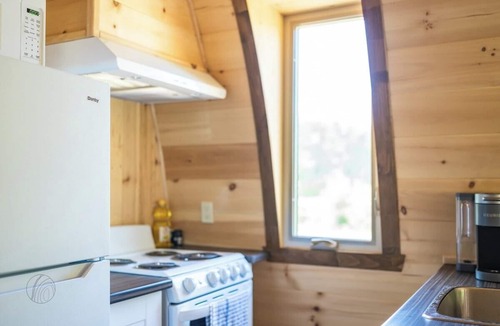 Saint-Alexis-des-Monts Apartment | The Hobbit | tiny house | dogfriendly