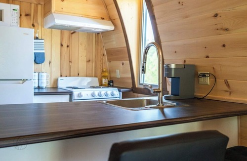 Saint-Alexis-des-Monts Apartment | The Hobbit | tiny house | dogfriendly