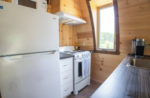 Saint-Alexis-des-Monts Apartment | The Hobbit | tiny house | dogfriendly