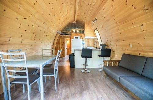 Saint-Alexis-des-Monts Apartment | The Hobbit | tiny house | dogfriendly