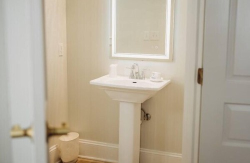 Downtown Hotel | The Jefferson Inn Downtown Southern Pines Premium King Suite