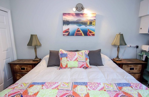Bracebridge Apartment | The Jypsy Inn - Muskoka Room Bracebridge