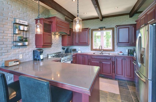 Lac-Superieur Ski Chalet | The King of the Hill w/Spa & pool table