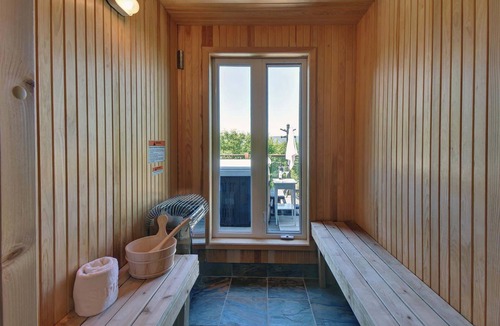 Lac-Superieur Ski Chalet | The King of the Hill w/Spa & pool table