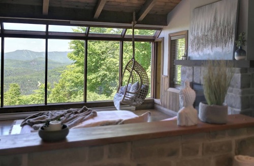 Lac-Superieur Ski Chalet | The King of the Hill w/Spa & pool table