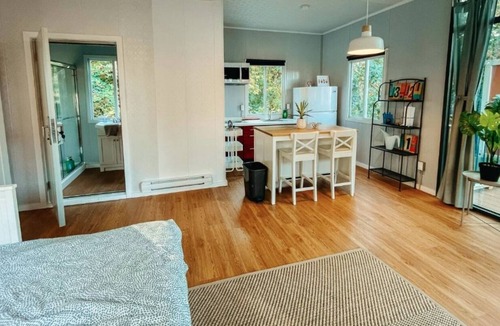 Sliammon Cottage | The Little Beach Side CottageA23
