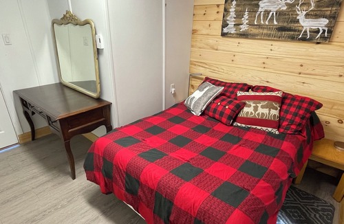 Brebeuf Cottage | The Little Charmer - secluded and cozy
