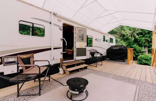 Salt Spring Island House | The Lower Meadow in Salt Spring Island