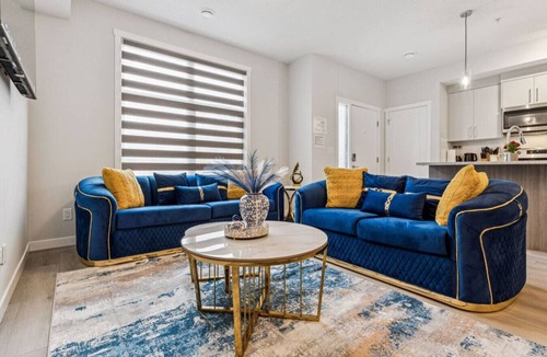 Southwest Calgary House | The Luxe Haven - Pet&Family Friendly near Downtown