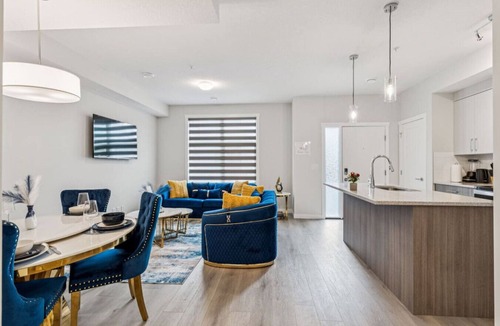 Southwest Calgary House | The Luxe Haven - Pet&Family Friendly near Downtown