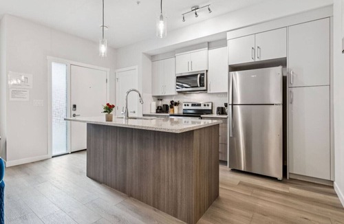 Southwest Calgary House | The Luxe Haven - Pet&Family Friendly near Downtown
