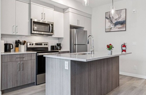 Southwest Calgary House | The Luxe Haven - Pet&Family Friendly near Downtown