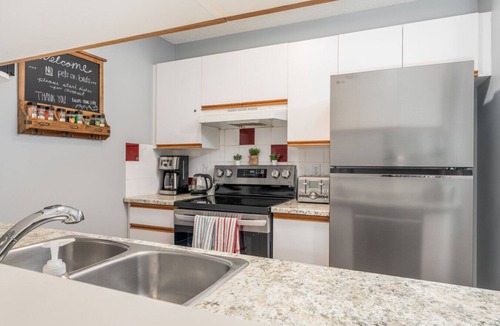 Canmore Villa | The Norquay | Pet-Friendly 2 Bed + Mtn View
