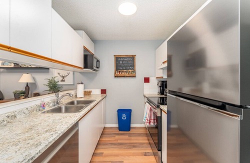 Canmore Villa | The Norquay | Pet-Friendly 2 Bed + Mtn View