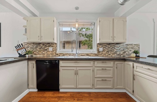 Sylvan Lake House | The Ohana Lakeside Retreat 4 Bedrooms & Tiki Bar
